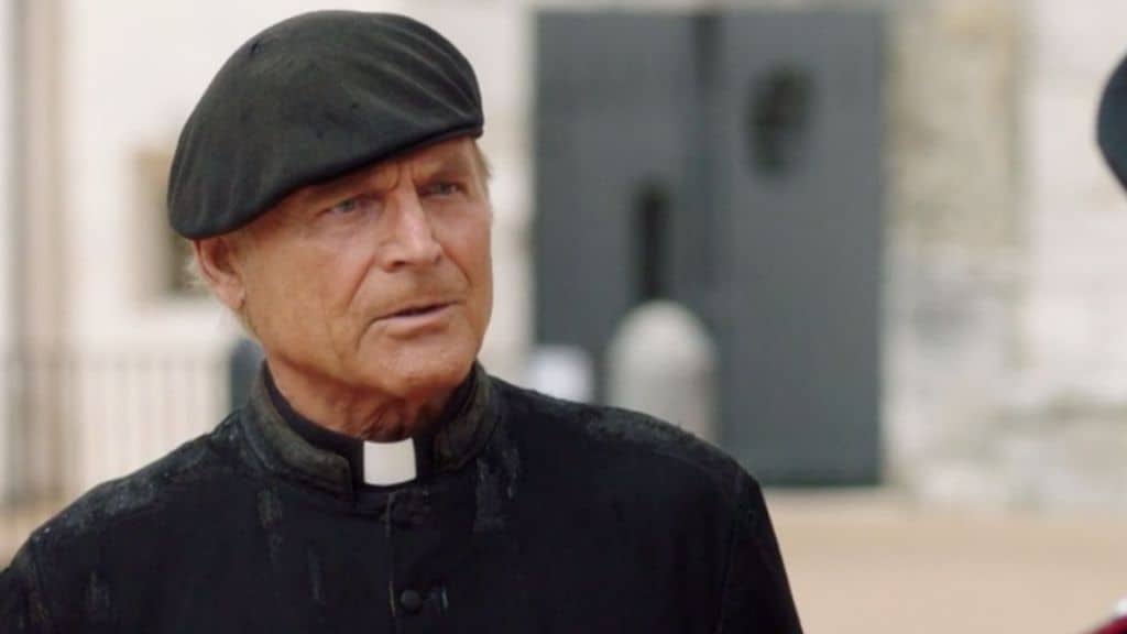 Don Matteo in primo piano mentre parla