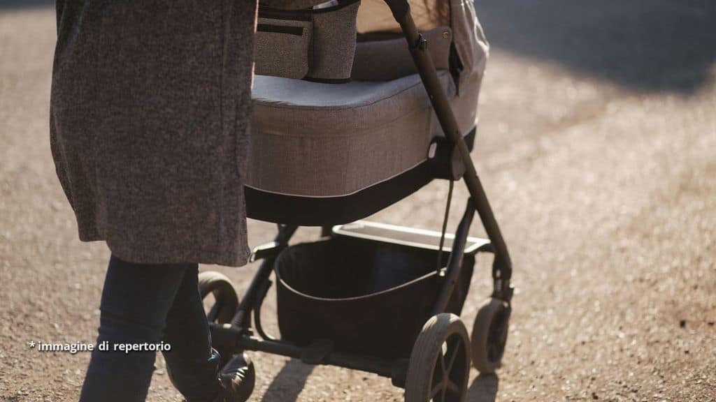 Donna porta a spasso passeggino
