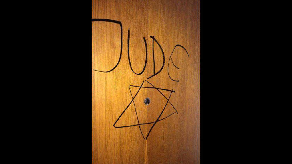 foto scritta antisemita