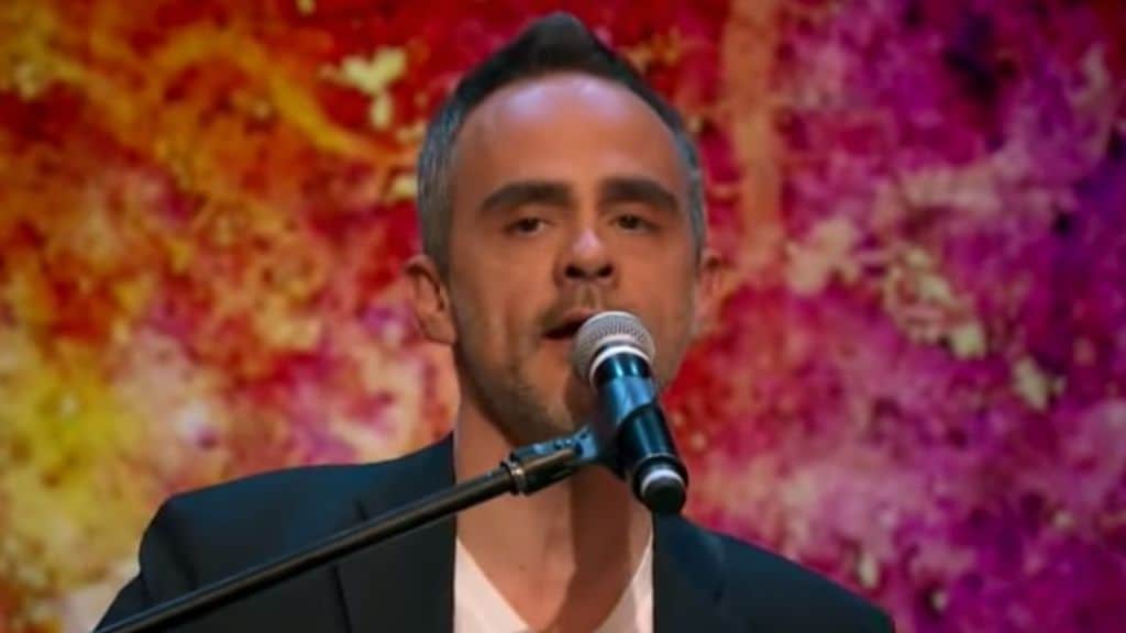 goerge merk mentre canta