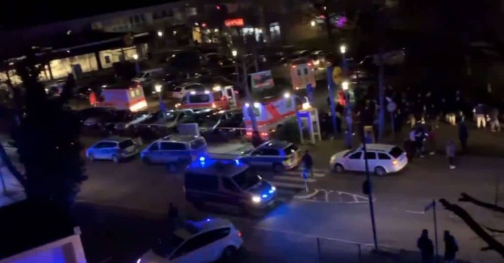 auto della polizia e ambulanze in strada di notte