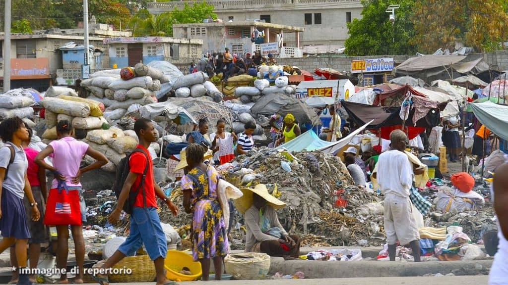 persone camminano a Haiti