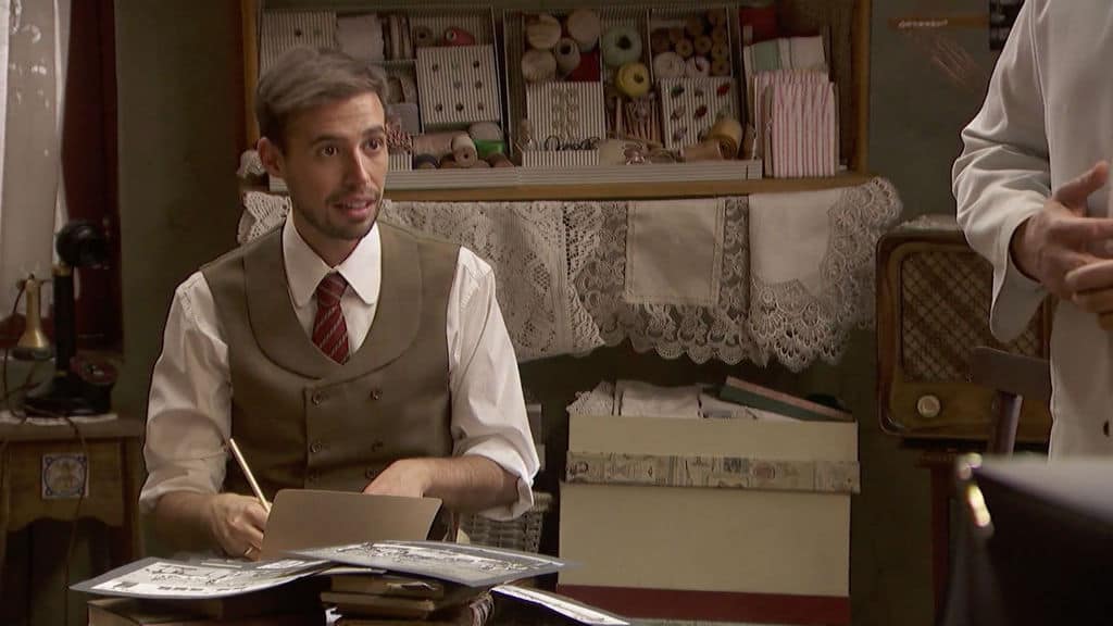 un uomo in costume di scena che scrive