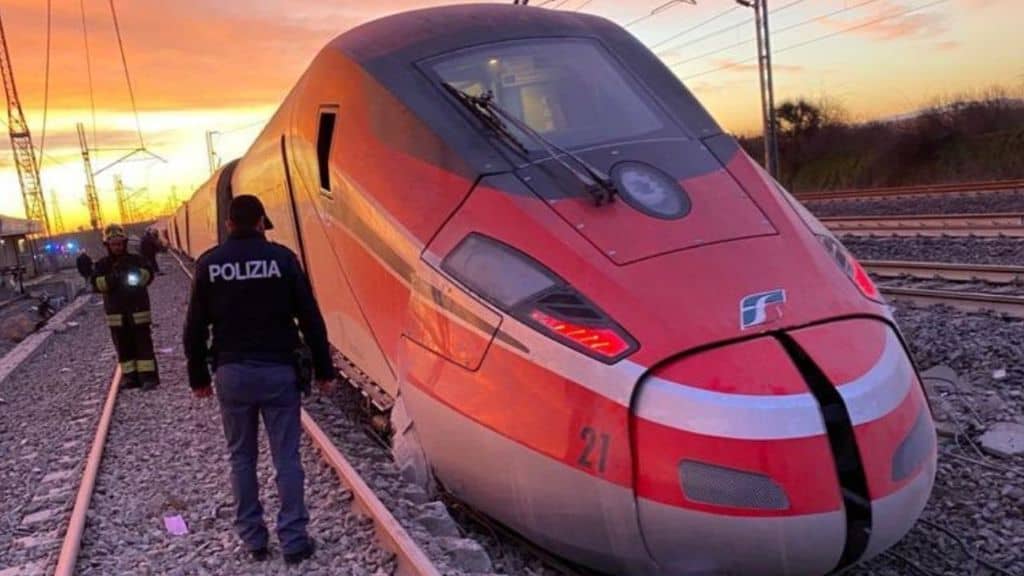 la polizia vicino al frecciarossa deragliato