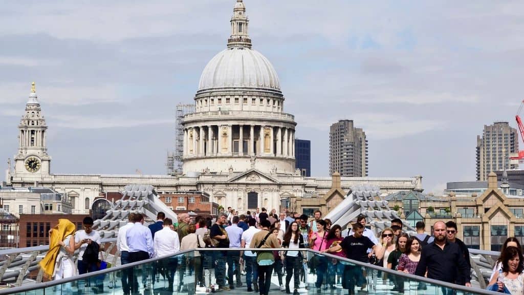 persone che camminano a londra