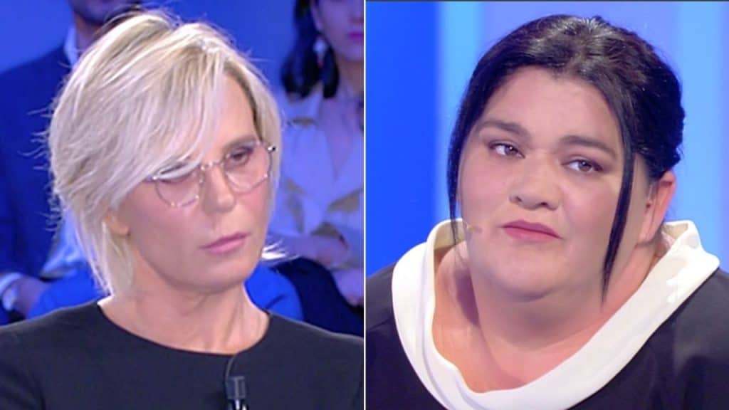 C’è Posta per Te, Maria De Filippi difende Flora dal figlio: “Non ce la posso fare”