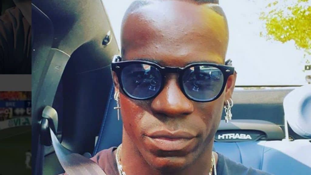 Mario Balotelli che si fa un selfie