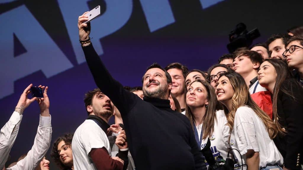 matteo salvini in posa per un selfie