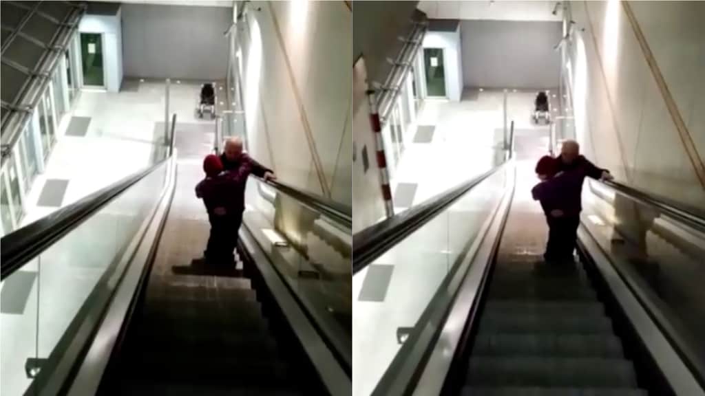 uomo porta in braccio la figlia nella metro di torino