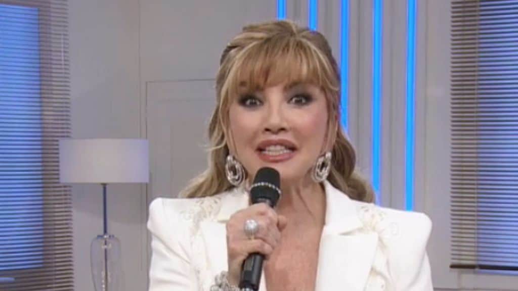 milly carlucci in primo piano