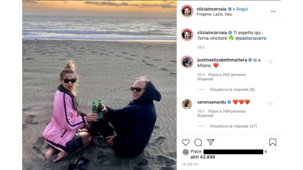 Clizia Incorvaia seduta in spiaggia nella foto postata su Instagram
