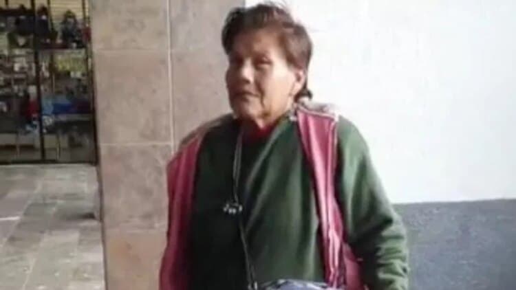 La donna abbandonata dalla figlia in una stazione in Messico