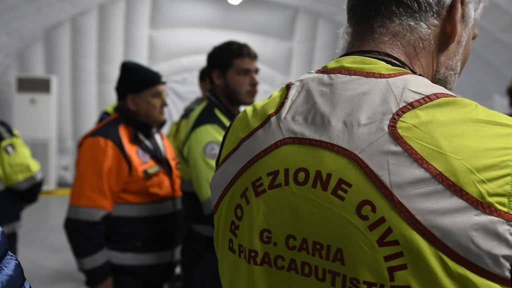 uomo della protezione civile