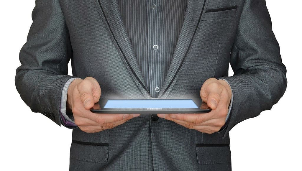 uomo con un tablet