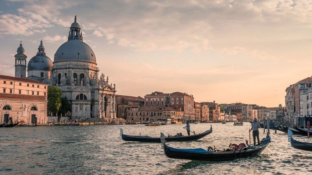 Nella giornata di domenica Venezia sarà isolata per il disinnesco di una bomba della Seconda Guerra Mondiale: 3.500 evacuati, trasporti interrotti (Immagine di repertorio)