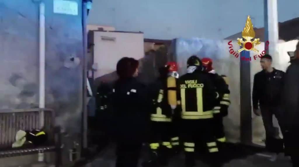 vigili del fuoco di spalle
