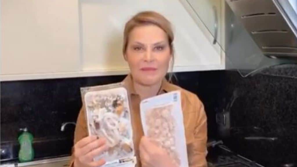 Simona Ventura con le ultime scorte di pesce in mano