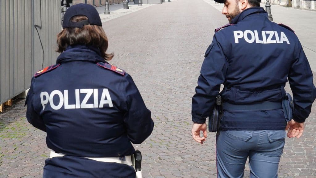 due agenti della polizia