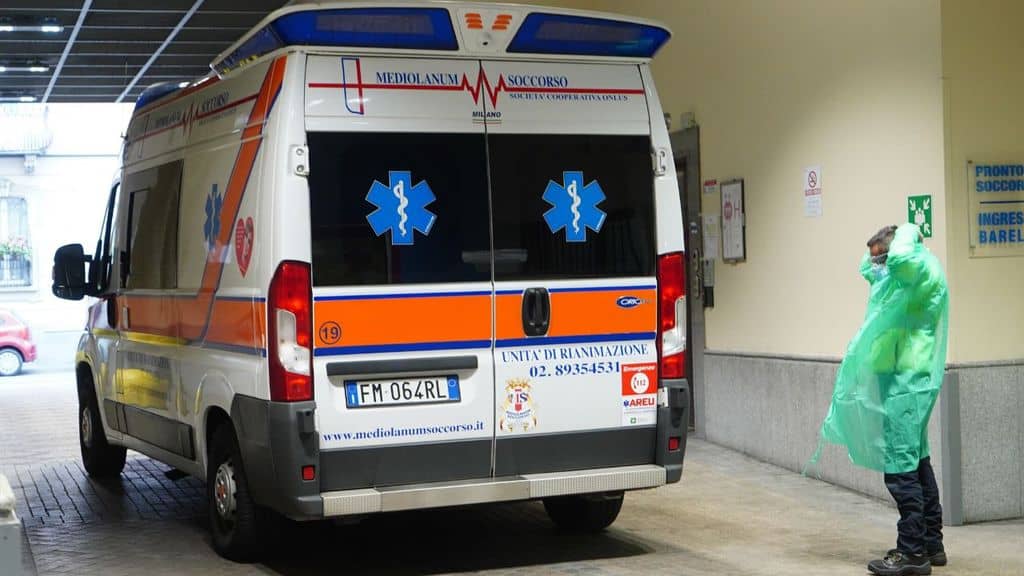 ambulanza con vicino un medico per coronavirus