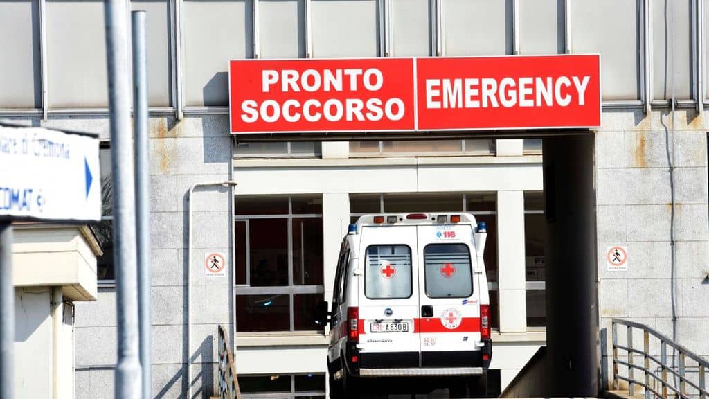ambulanza che entra al pronto soccorso per coronavirus