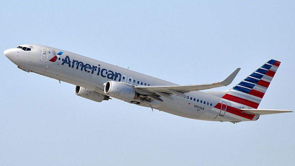 aereo dell'american airlines in volo