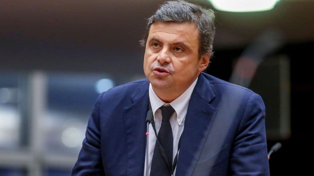Coronavirus, Carlo Calenda non va in tv "Mia moglie è immunodepressa"