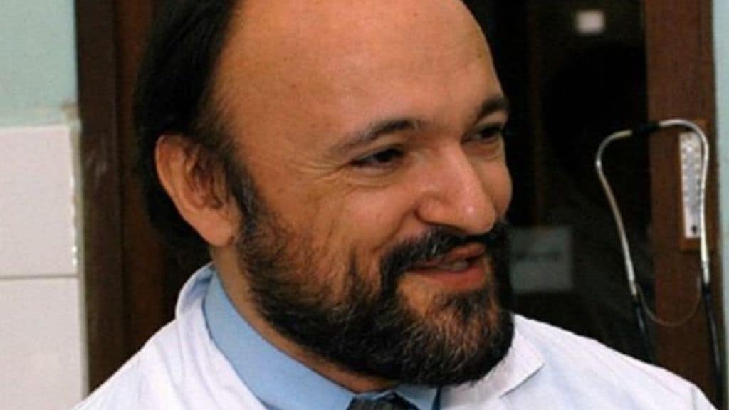 Sono passati 17 anni dalla morte di Carlo Urbani, il medico italiano protagonista della lotta alla Sars, che aveva contribuito ad individuare. Oggi come allora la nuova minaccia del virus (Foto Facebook)