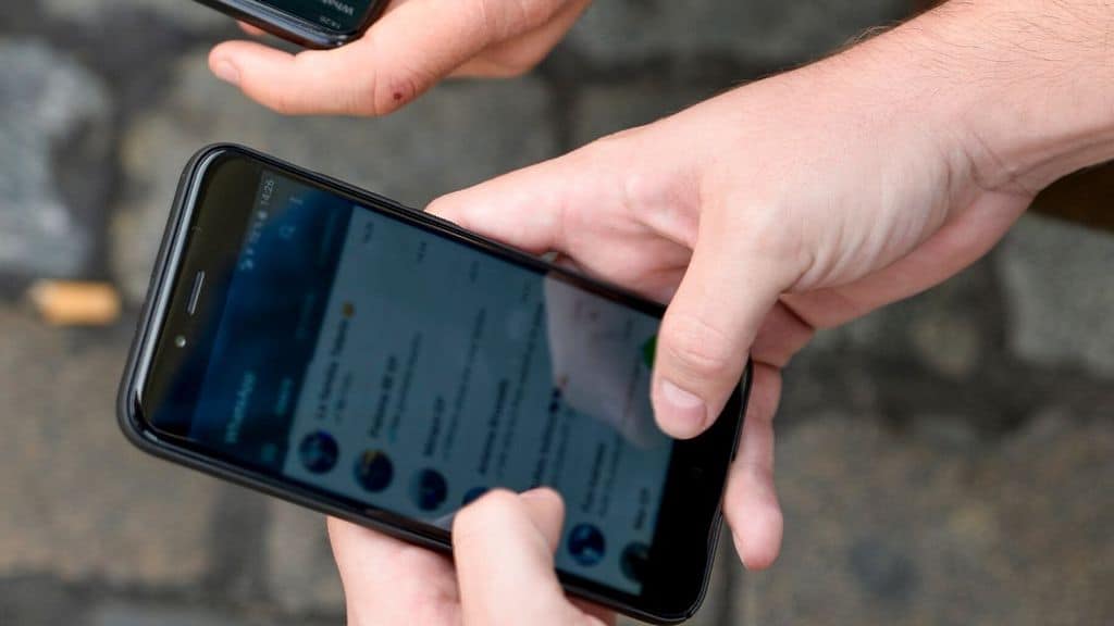 cellulari in mano a delle persone