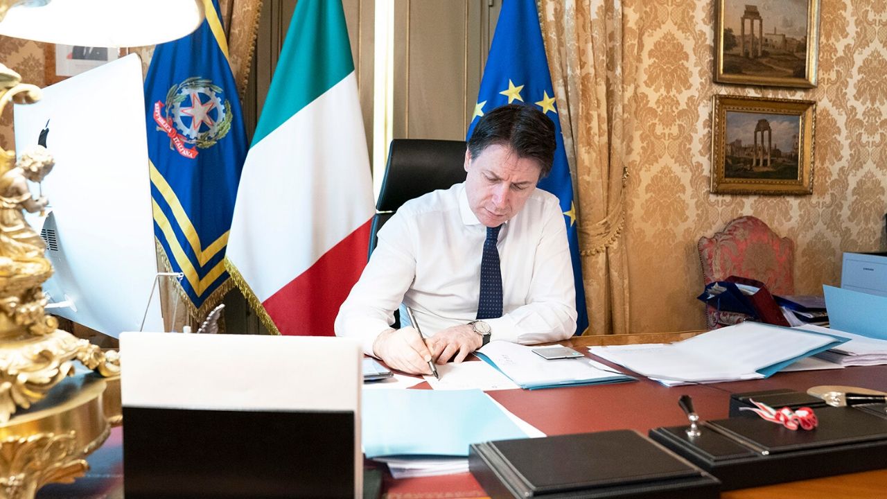 Il Presidente Conte firma il DPCM