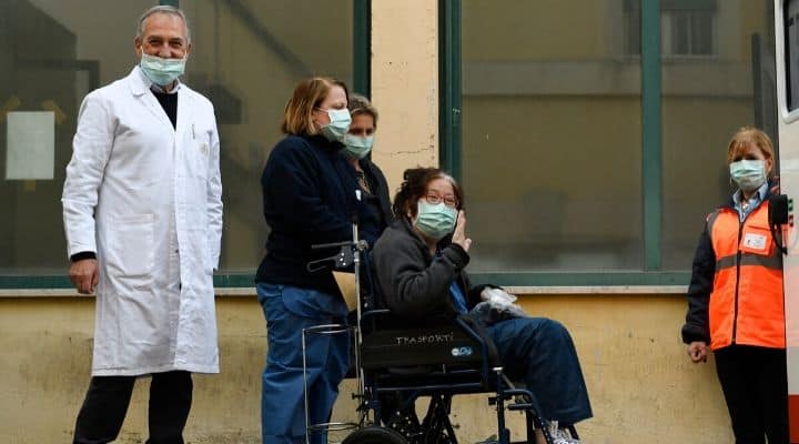 La coppia di cinesi lascia lo Spallanzani