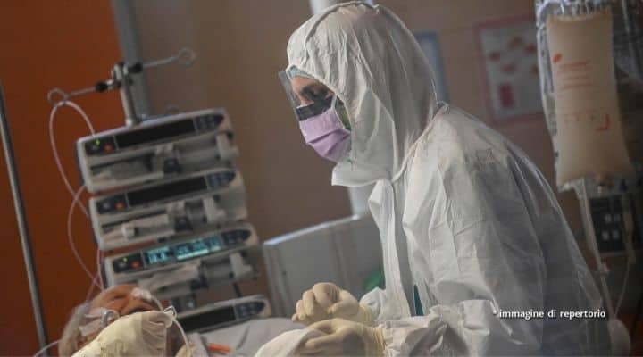 Medico cura paziente Covid-19 in un ospedale