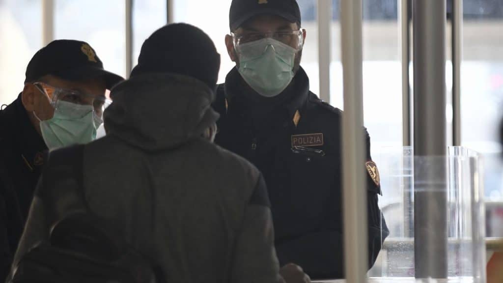 controlli della polizia a roma termini per il coronavirus