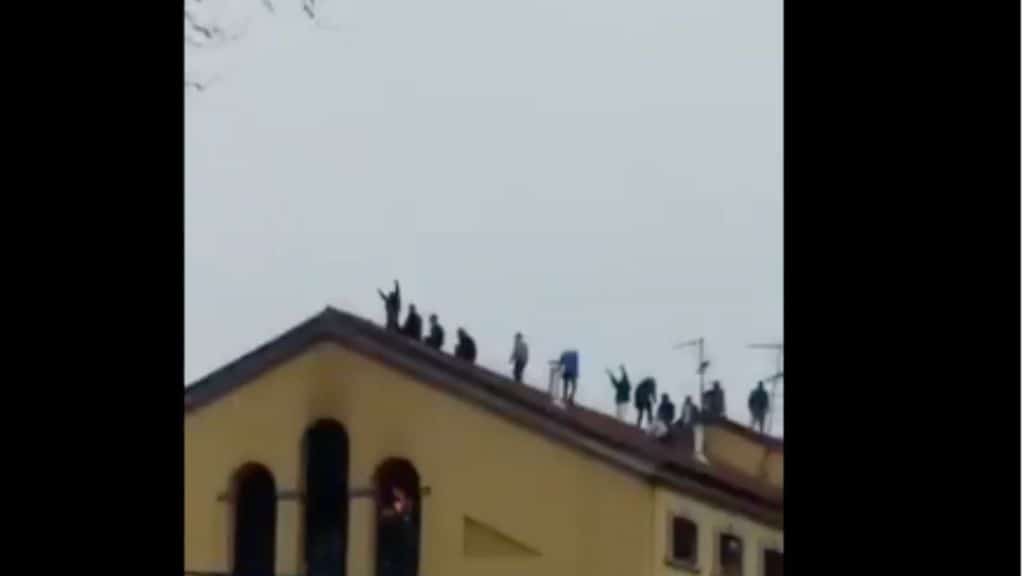 detenuti sul tetto del carcere San Vittore di Milano