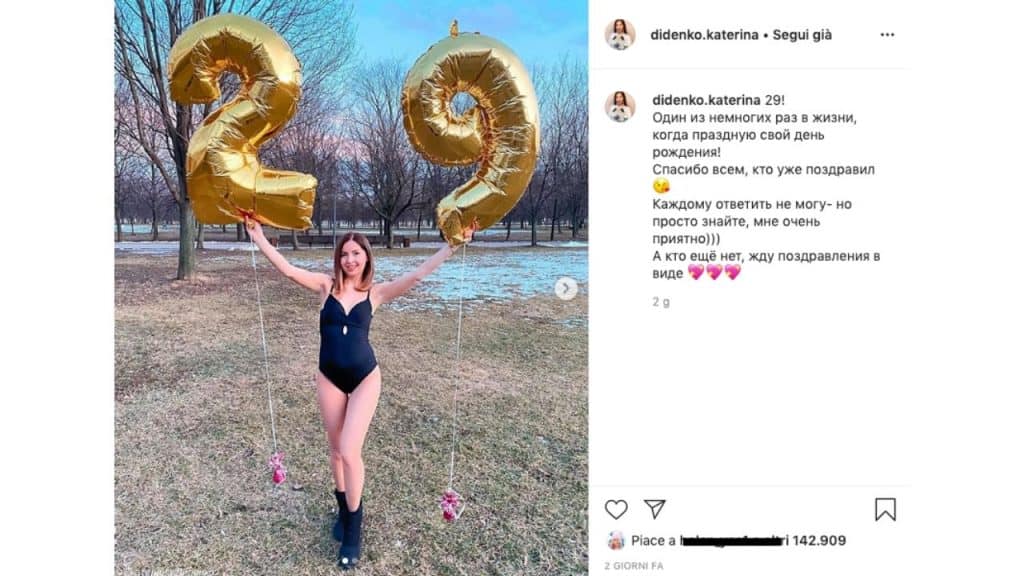 ekaterina didenko che tiene in mano due palloncini