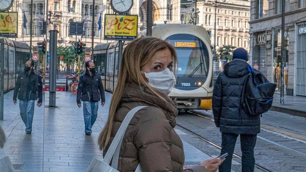 donna con mascherina aspetta il tram