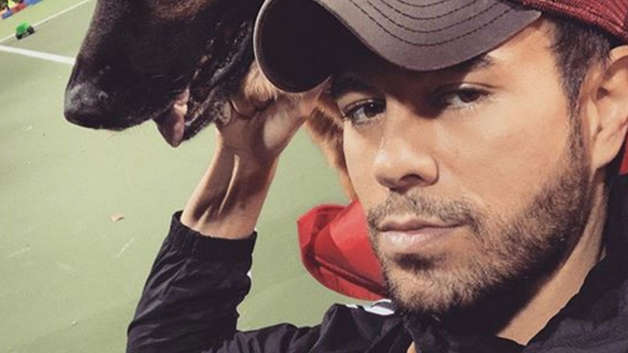 Enrique Iglesias insieme al suo cane