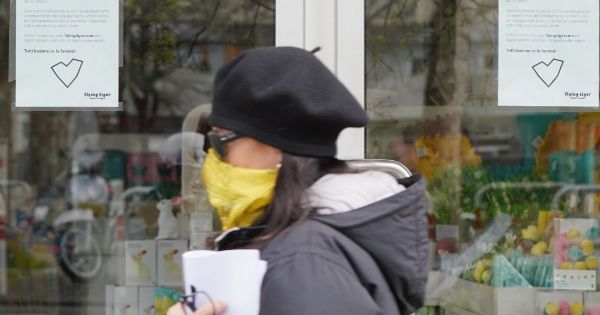 persona con la mascherina in strada