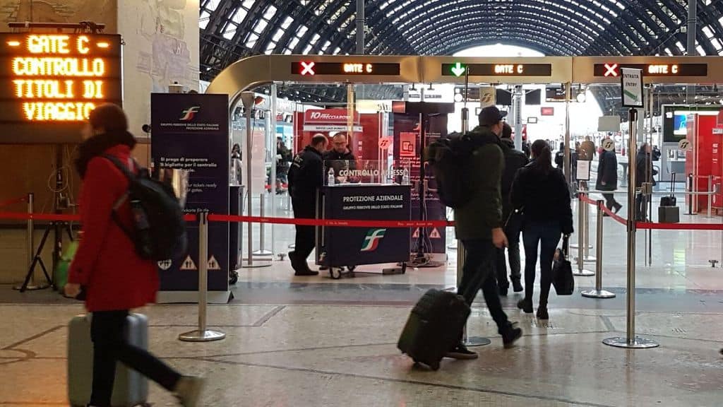 In massa i cittadini che affollano i treni in partenza da Milano per il Sud Italia la nuova fuga senza controlli di sicurezza sanitaria e igienica