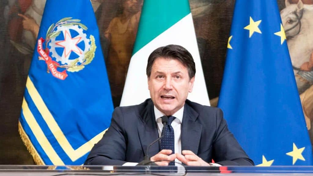 Giuseppe Conte in primo piano in conferenza stampa