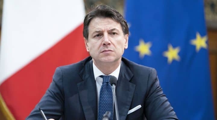 Il premier Giuseppe Conte in primo piano con sguardo corrucciato
