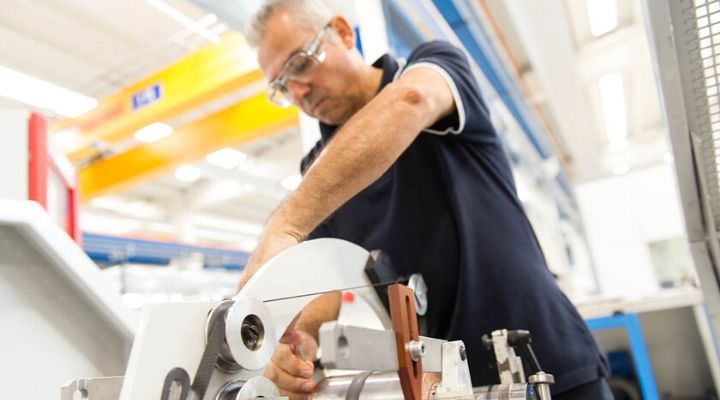 Un operaio lavora in fabbrica