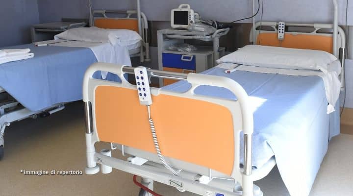 Letto vuoto in un ospedale