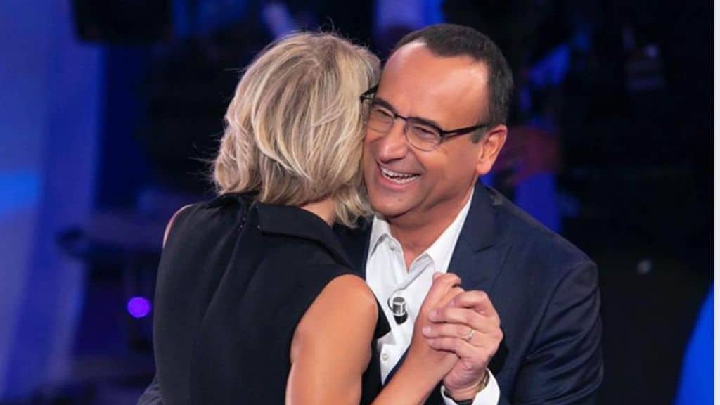 maria de filippi e carlo conti si abbracciano a c'è posta per te