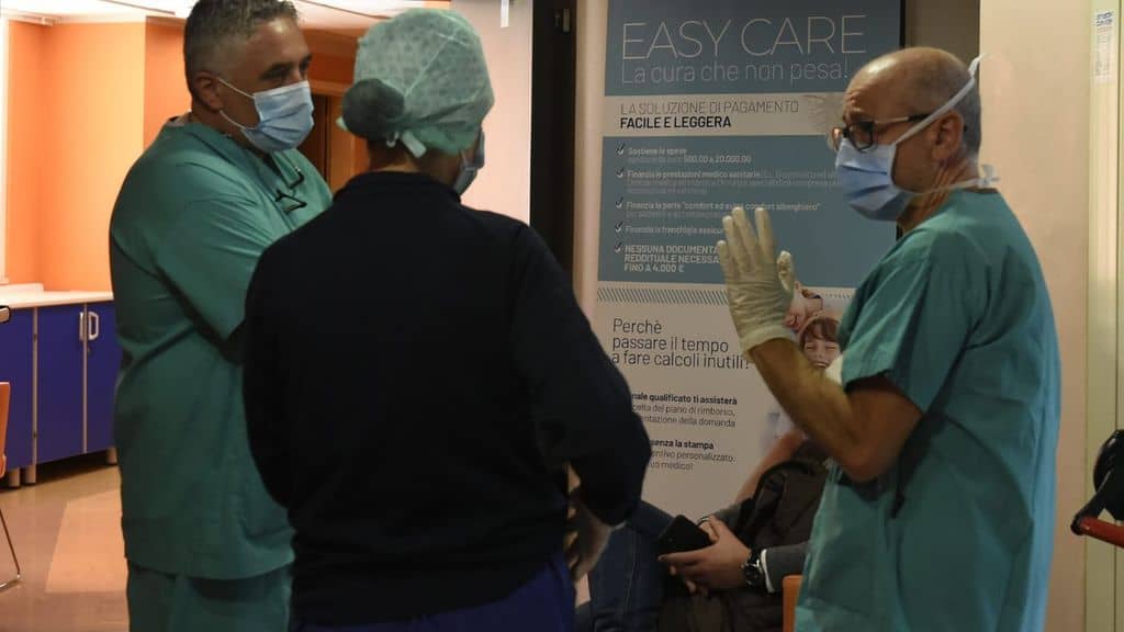 medici in corsia in ospedale per l'emergenza da coronavirus