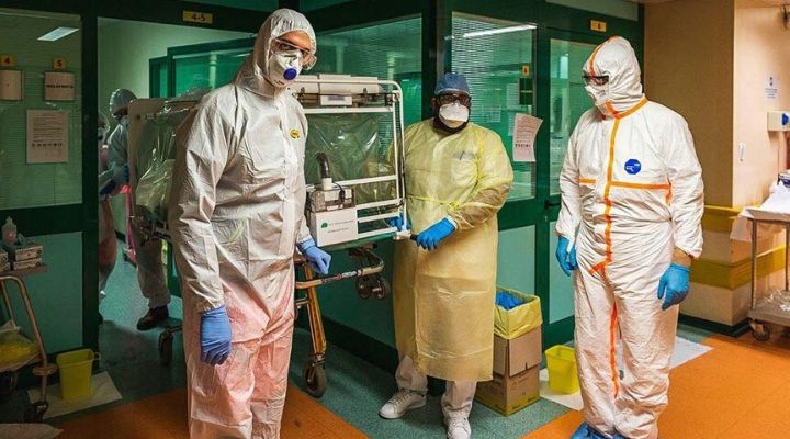 Medici in ospedale con protezioni per coronavirus