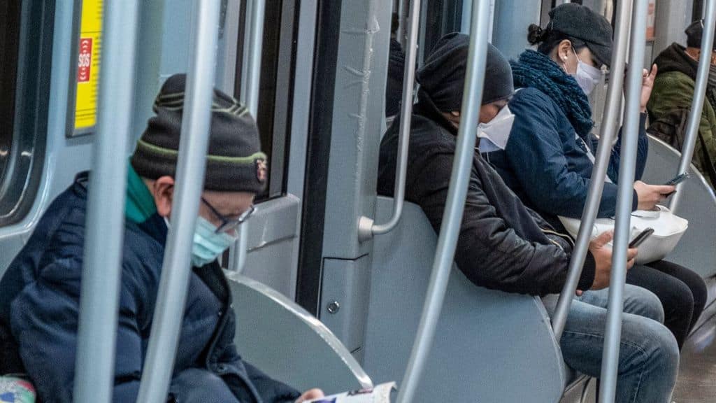 persone con la mascherina in metro
