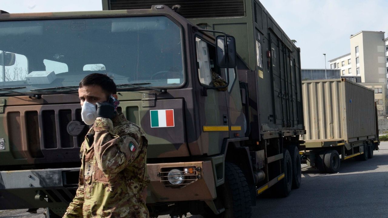 I mezzi militari portano via le bare con i morti a Bergamo. Nella provincia 88 morti in un giorno, più di 5mila casi totali di Coronavirus. Il sindaco Gori preoccupato : "Abbiamo sottovalutato la situazione"