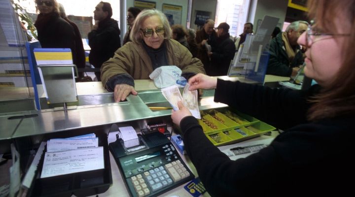 Anziana signora ritira la pensione in Posta