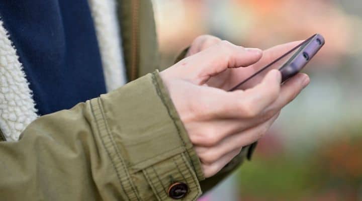 Persona con in mano un cellulare