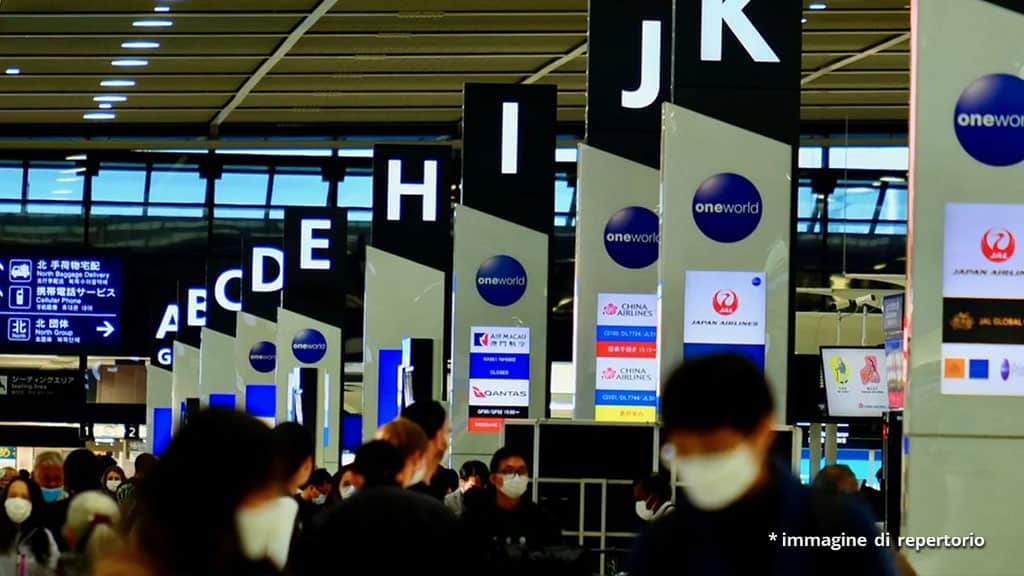 persone con mascherina in aeroporto